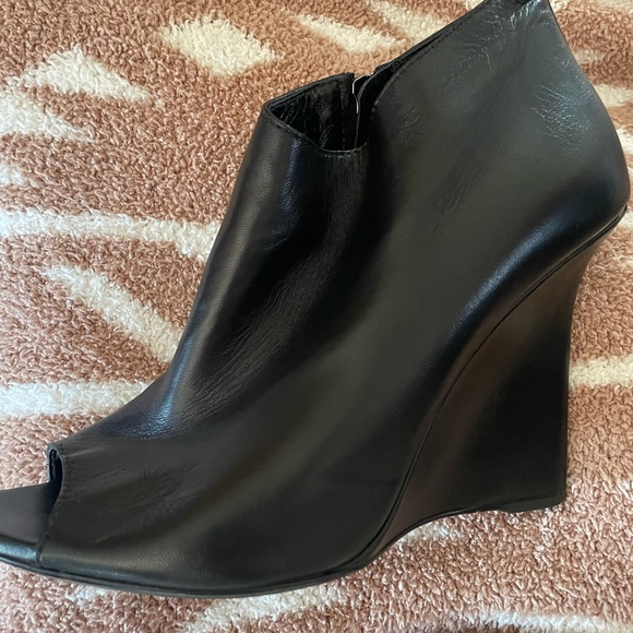 Black leather booties one has a scratch on infertility heal - Picture 6 of 6